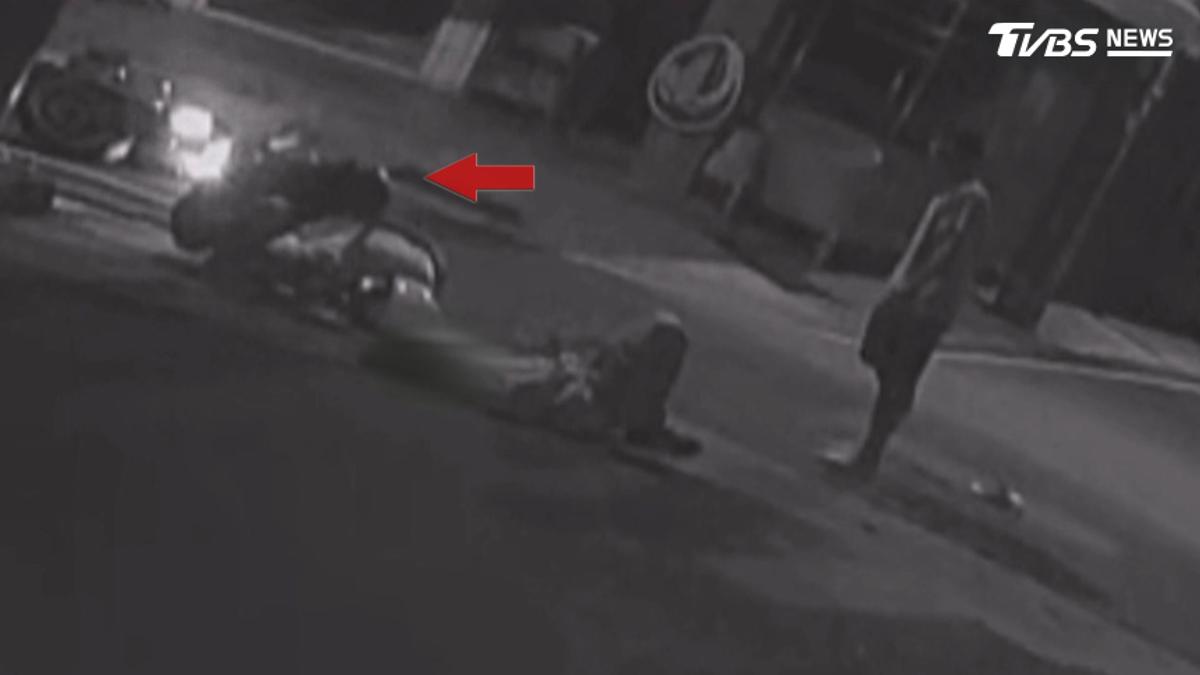 撞飛68歲嬤與孫 男看一眼騎車逃