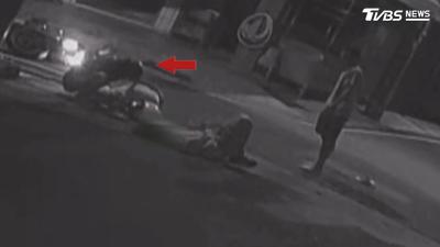 6旬嬤載孫回家被撞飛送醫! 肇事騎士竟「假關心真肇逃」