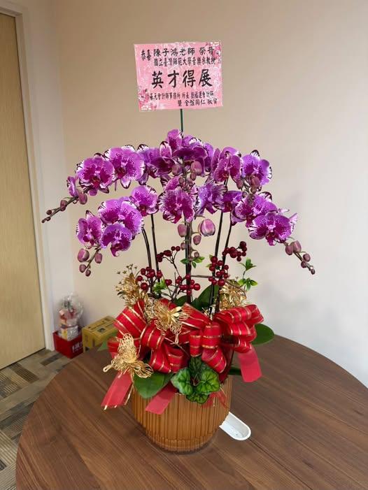 陳子鴻收到花籃。(圖/翻攝自陳子鴻臉書)