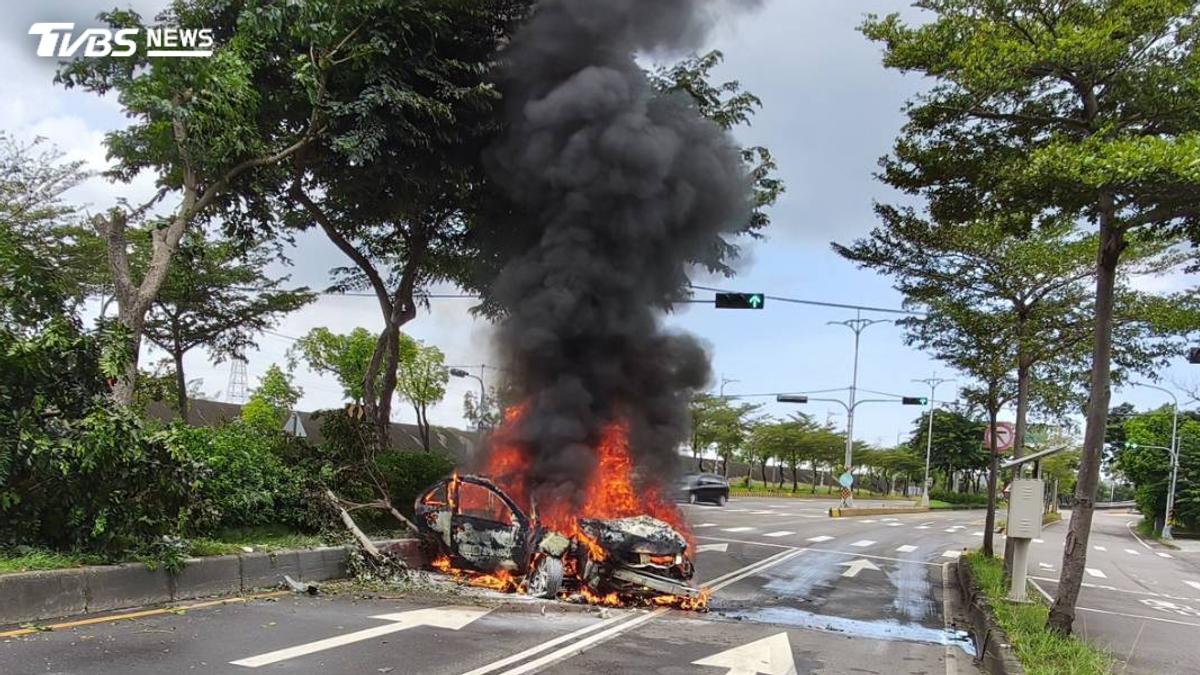 快訊/台中汽車自撞安全島秒起火 4人急逃生、男駕駛頭撕裂傷