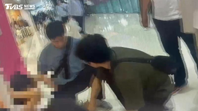 3少女提領詐騙贓款遭員警壓制。(圖/TVBS)