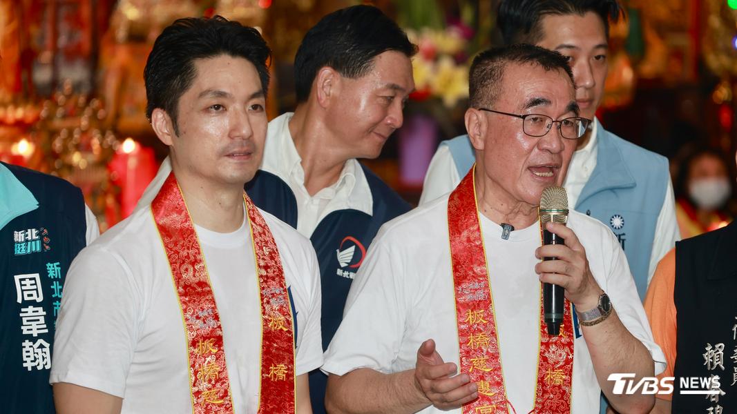 台北市長蔣萬安與國民黨新北市長候選人李四川赴板橋慈惠宮,幫彼此拜票。(圖/華子琛攝)