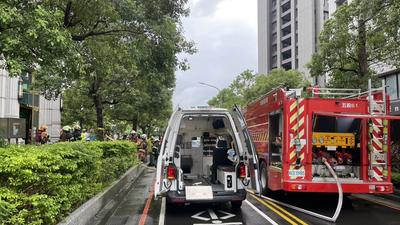快訊/五股社區大樓3樓起火「濃煙狂竄」 消防急救援