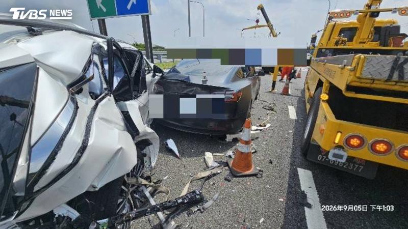 車殼零件碎滿地。(圖/TVBS)