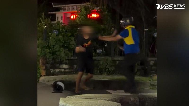高雄彌陀區一名黑衣少年騎乘微型電動二輪車,與另一名藍衣騎士發生行車糾紛,隨後遭對方尾隨攔車並動手毆打(圖/翻攝Threads@____o5.21)