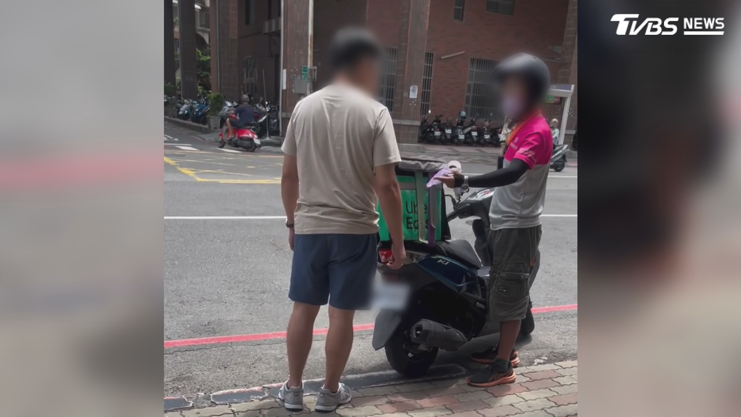 一名外送員行經鼎中路,因為停讓問題被駕駛攔下來飆罵,他一怒之下噴辣椒水回擊(圖/翻攝Threads@1y._uuuu)