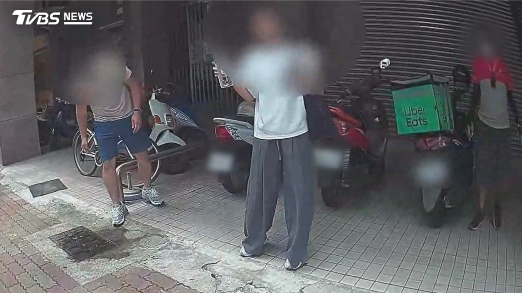 外送員行經鼎中路時,遇到沈姓駕駛欲迴轉,疑似因停讓問題引發口角。駕駛不僅飆出粗口,還不斷逼近外送員,遭激怒的外送員隨即拿出辣椒水噴向對方(圖/TVBS)