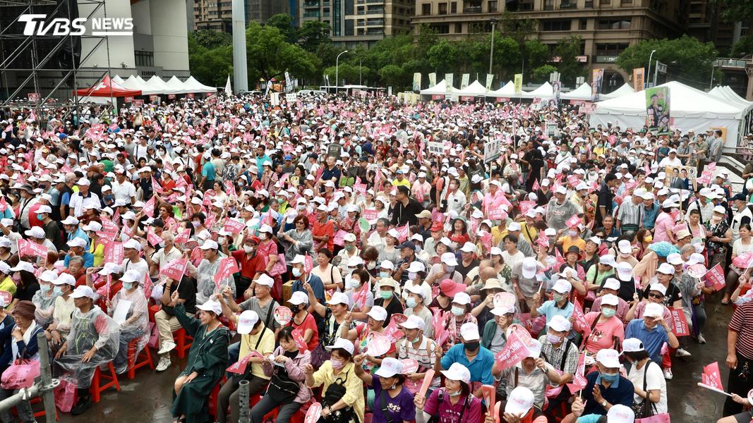 蘇巧慧競總成立大會,台上宣布現場已2萬人。(圖/華子琛攝)