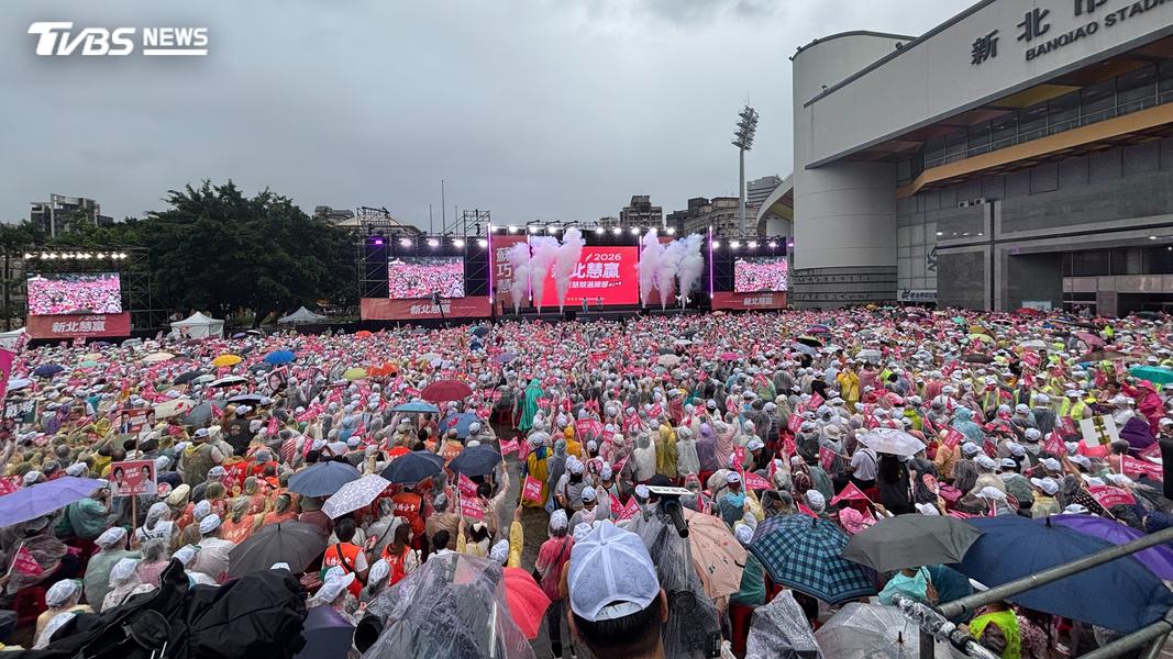 蘇巧慧首場大型造勢活動雖下起大雨,但仍湧入不少民眾。(圖/華子琛攝)