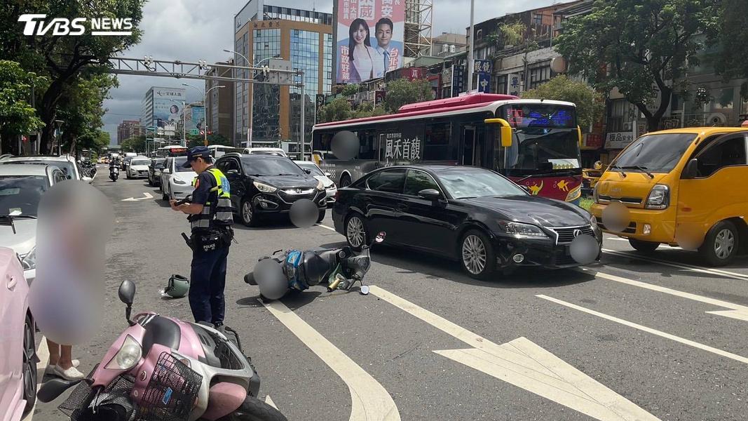 公車於快車道直行時發現狀況緊急煞車,造成車上三名乘客跌倒受傷。(圖/TVBS)
