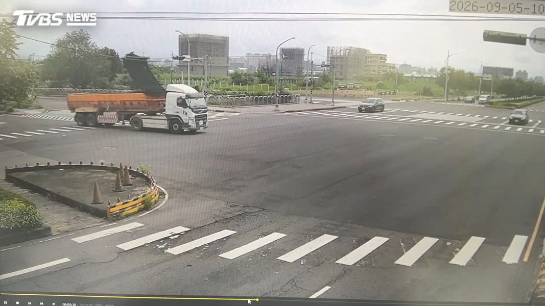 曳引車左轉通過路口,但駕駛後方的防塵網並未降下,直接勾住高空電纜。(圖/TVBS)