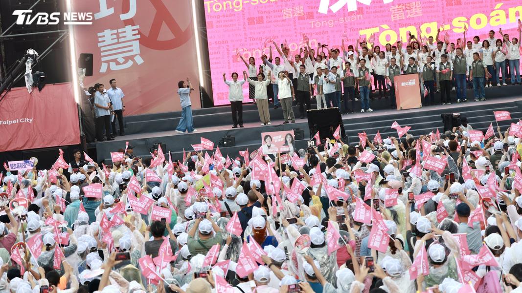 蘇巧慧5日出席競總成立大會,現場人潮眾多。(圖/華子琛攝)