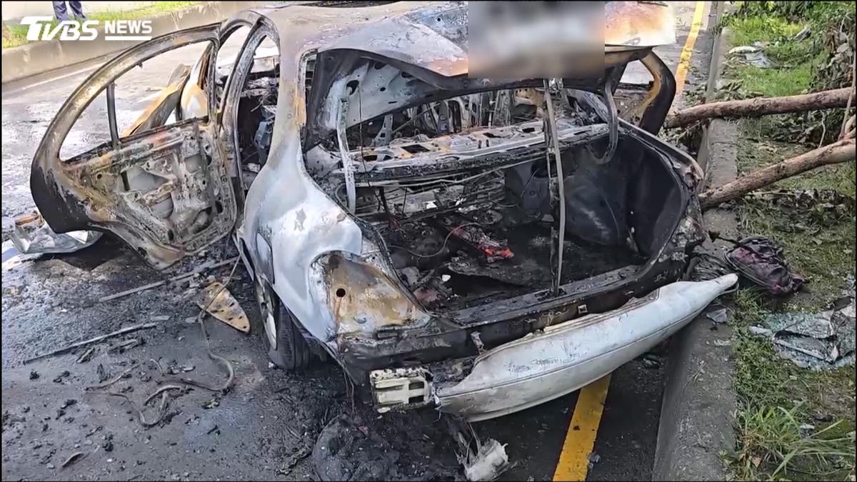 台中轎車無照狂超車失控自撞!秒變火球 4青年逃出1人險卡死