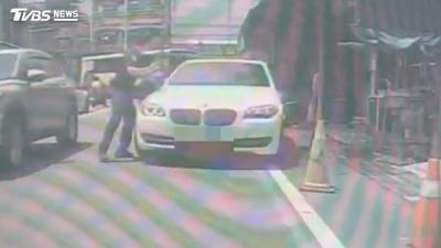 離譜! 年輕男駕駛違規被攔 不肯下車還「撞警逃逸
