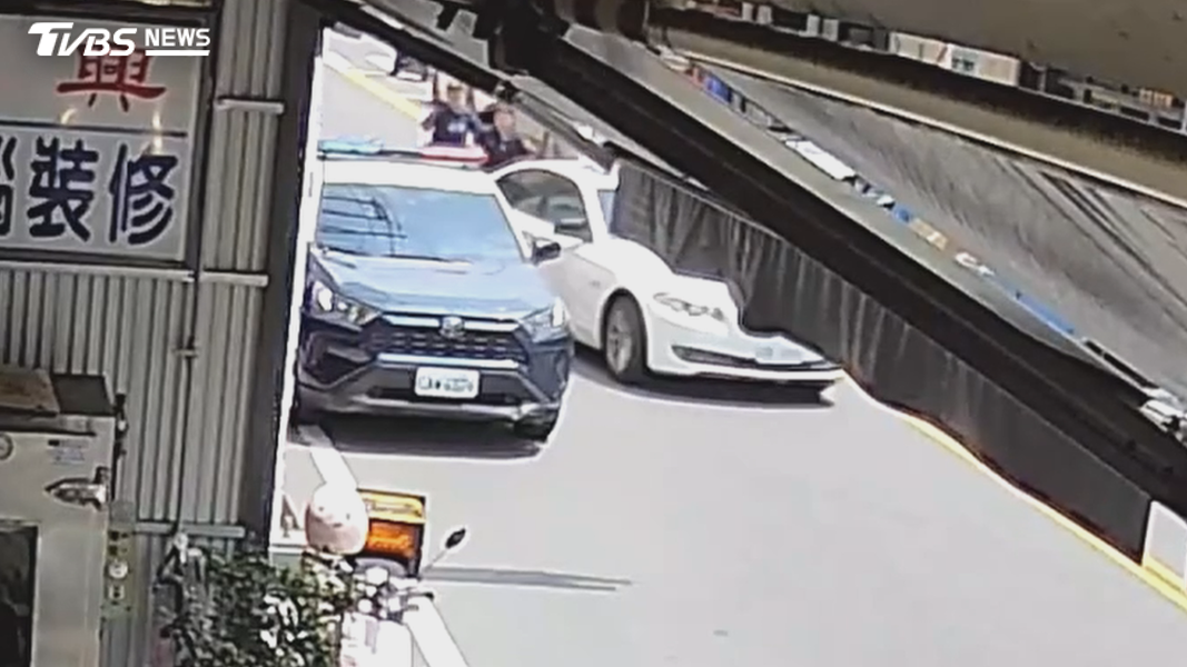民眾目擊當時警察與駕駛對峙,警察要求駕駛下車,車內假意配合又落跑,警察隨即上車追趕。 (圖/TVBS)