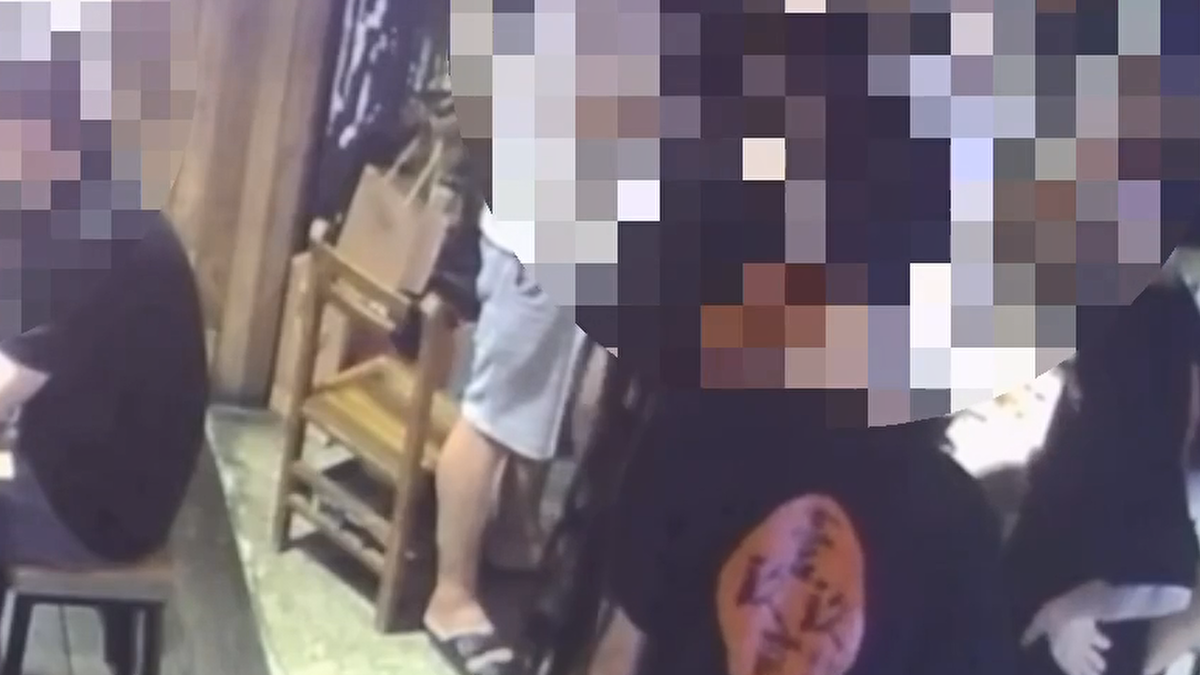 2瓶酒收千元開瓶費 男暴怒砸椅險波及客人