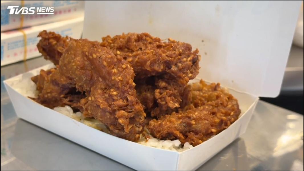 (排隊!銅板價嗑「炸雞肉山飯」 學區救學生。圖/TVBS)