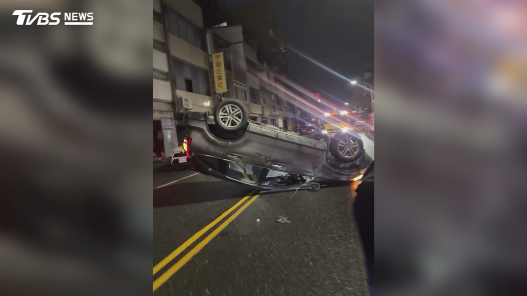 鄭姓海軍官兵疑似在附近飲酒後準備返家,途中失控肇事。(圖/翻攝Threads@love0130we)