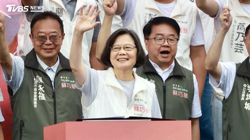 前總統蔡英文現身民進黨新北市長參選人蘇巧慧的競總成立大會。(圖/華子琛攝)