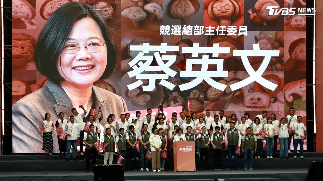 蔡英文的大螢幕介紹背景是近日很夯的「小英菇」。(圖/華子琛攝)