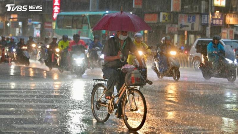 北部明天仍有局部大雨,下週一雨勢漸緩,下週三起東北季風增強。(圖/TVBS)
