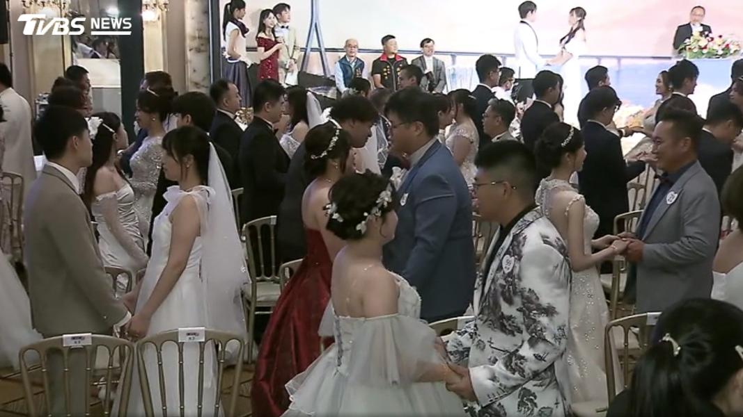 新北市第17場聯合婚禮浪漫登場,市長侯友宜見證百對新人,現場抽獎海外蜜月機票。(圖/TVBS)