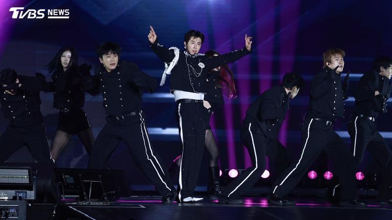 東方神起隊長允浩(中)率領舞者群帶來精彩演出,展現成軍23年累積的深厚舞台實力與氣場。(圖/黃城碩攝)
