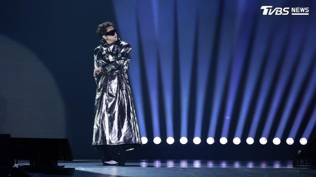 演唱會一開場,允浩便以未來感十足的銀色大衣搭配墨鏡帥氣登場,為首次台北SOLO巡演揭開序幕。(圖/黃城碩攝)