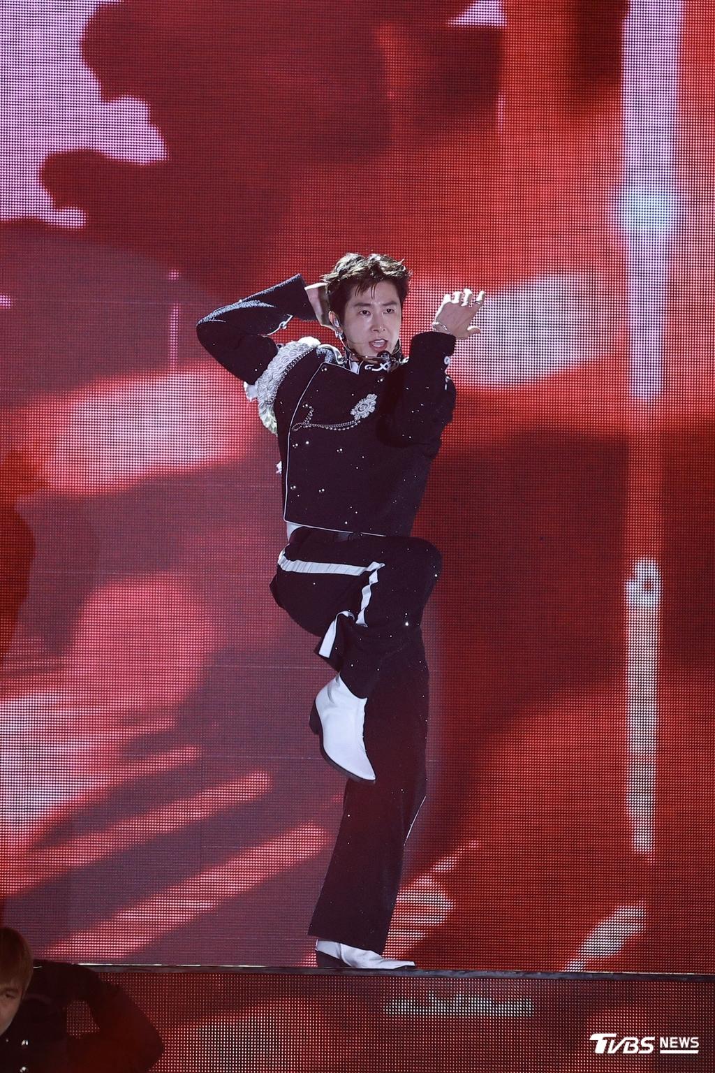 在熱舞中汗水淋漓，全情投入的表演展現了允浩23年演藝生涯累積的深厚實力。（圖／黃城碩攝）
