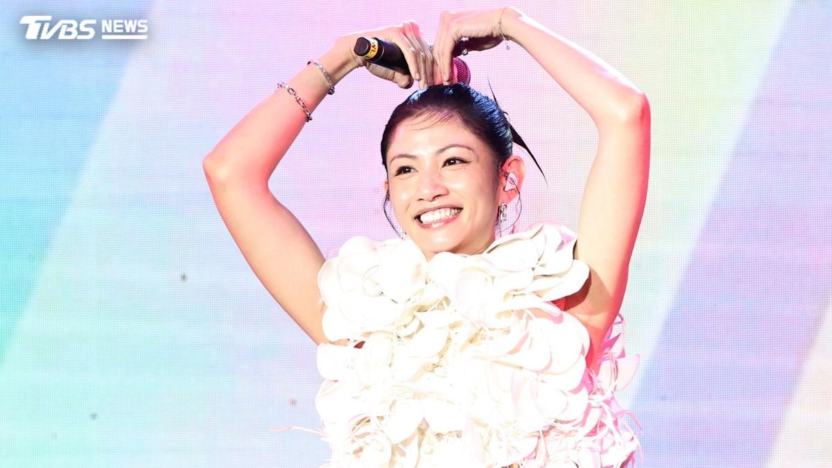 李千娜浪潮音樂大賞冒雨開唱 放送飯撒超圈粉