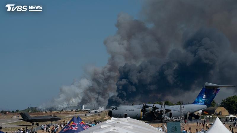 希臘空軍一架F-4幽靈式戰機今天在雅典郊外一處基地參加航空展時墜毀,機上兩名飛官罹難。(圖/達志影像美聯社)