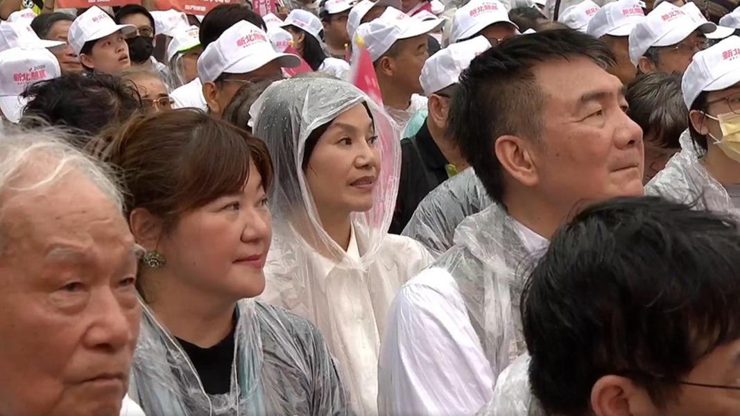 「歌仔戲天后」唐美雲冒雨力挺。(圖/翻攝蘇巧慧FB直播)