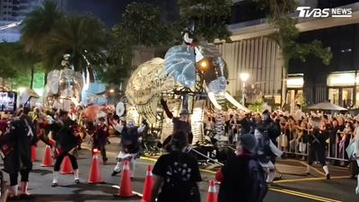 10萬人擠爆士林搶看「大象來了」 今晚還有一場別錯過