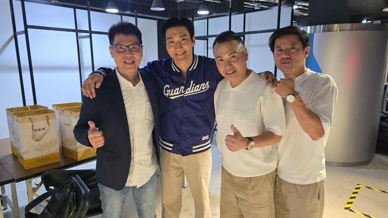 崔始源同框鼎王董事長陳世明(左),被網友虧是股東大會。(圖/翻攝自threads)