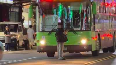 公車沒停氣炸!婦人衝車道肉身攔車 喊「不可能讓你跑掉」