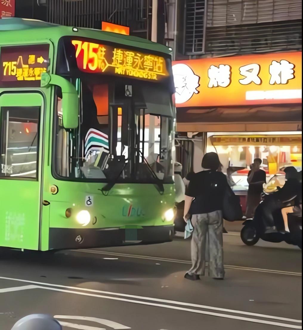 婦人就站在馬路上擋住公車路線，最後被警察勸離並依法開罰。（圖／民眾提供）