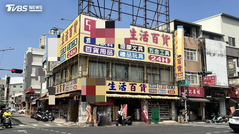楊姓女員工店內整理貨物突然倒下。(圖/TVBS)