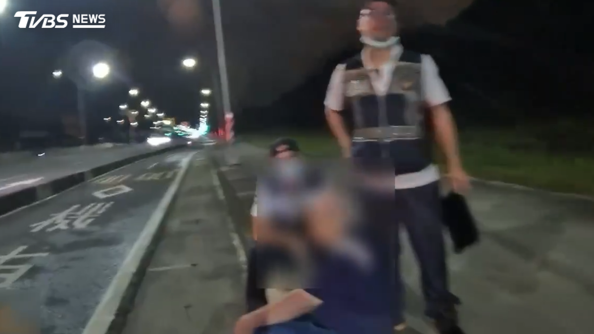 高雄街頭驚見「無下半身」人形!民眾嚇壞報案 警衝現場揭真相