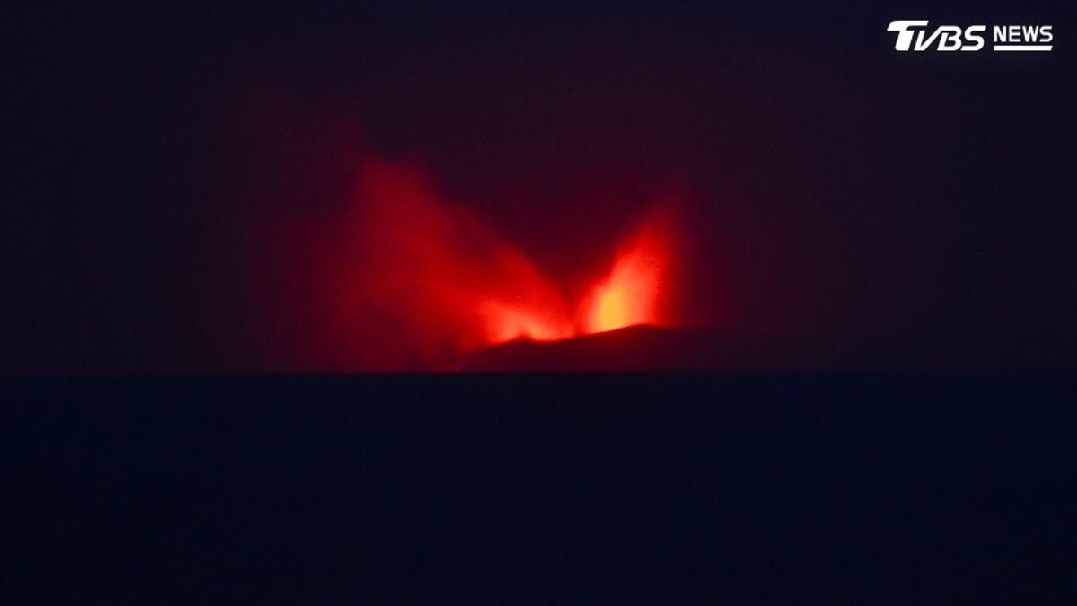 印尼火山持續噴發傳鳴動 火山灰衝1.5萬m