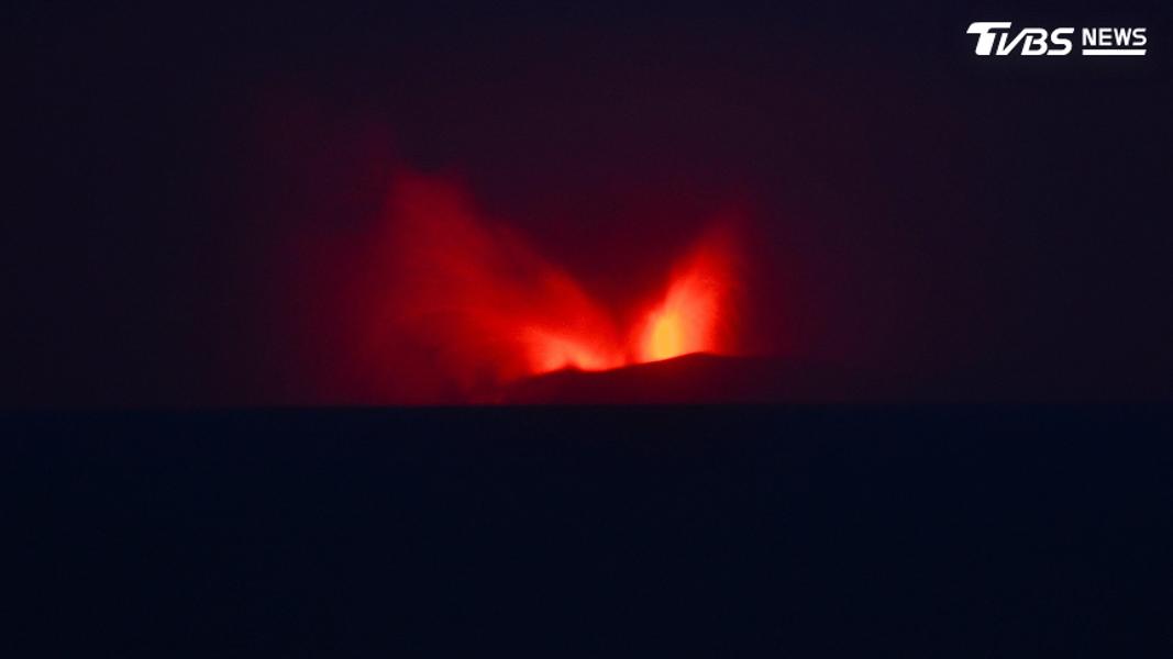 印尼喀拉喀托之子火山持續噴發,不僅不斷發出轟鳴聲,火山灰還一度上衝1萬5千公尺高。(圖/達志影像路透社)