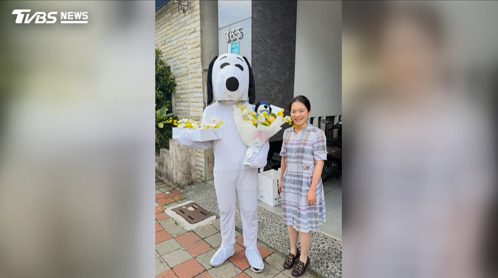 有民眾特地從北部寄送巨大史努比布偶裝,委託業者穿上史努比送花打氣 陳幸妤難掩笑容(圖/翻攝 threads@ wanyi001)