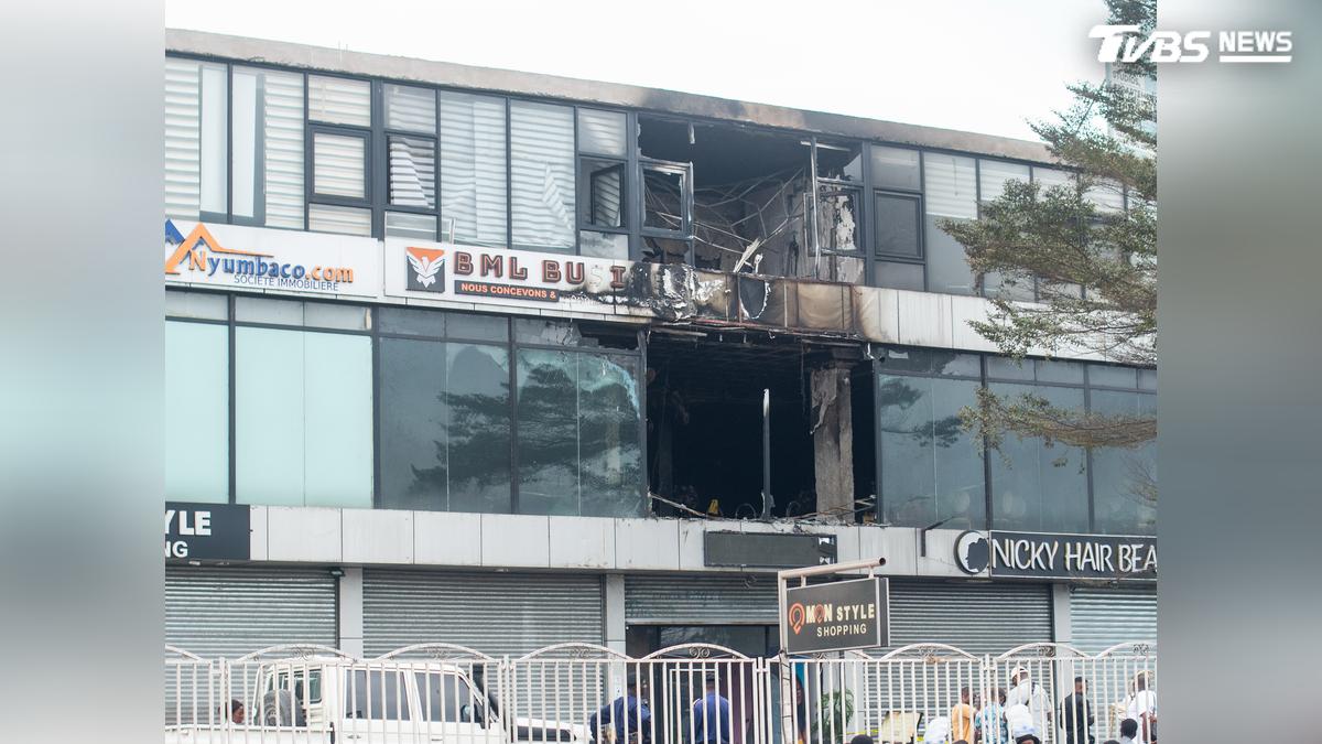有片/民主剛果婚禮陷火海!賓客擠狹窄通道逃生 至少22人喪命