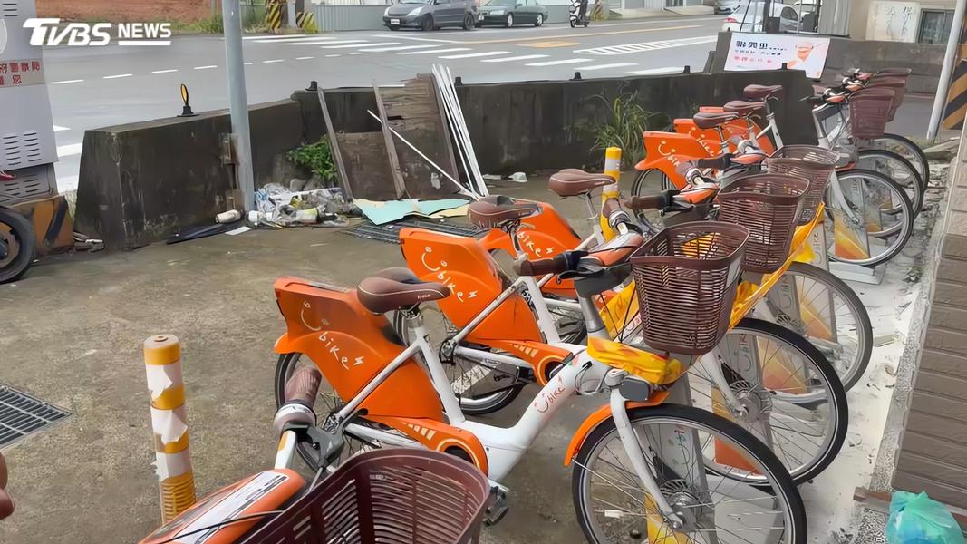 現場有3輛電動自行車及8根停車柱明顯遭火燒,初估財損逾百萬元。(圖/TVBS)