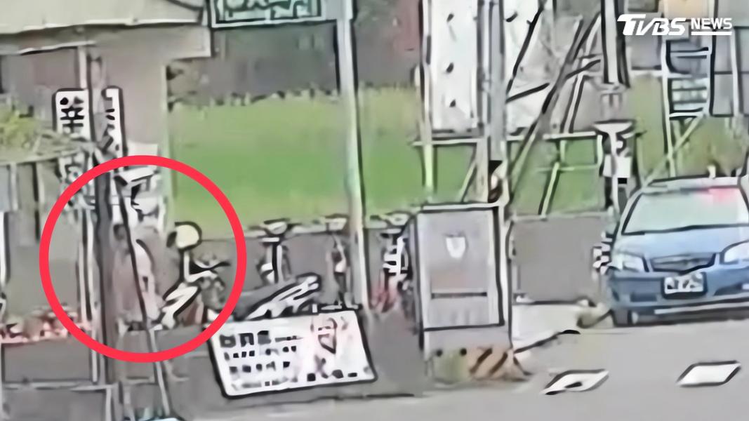 監視器拍下男子倒汽油縱火,至於動機仍待釐清。(圖/TVBS)