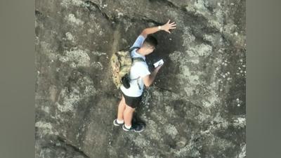 有片/美男徒手攀岩受困79公尺懸崖!單手拿手機求救 驚悚畫面曝
