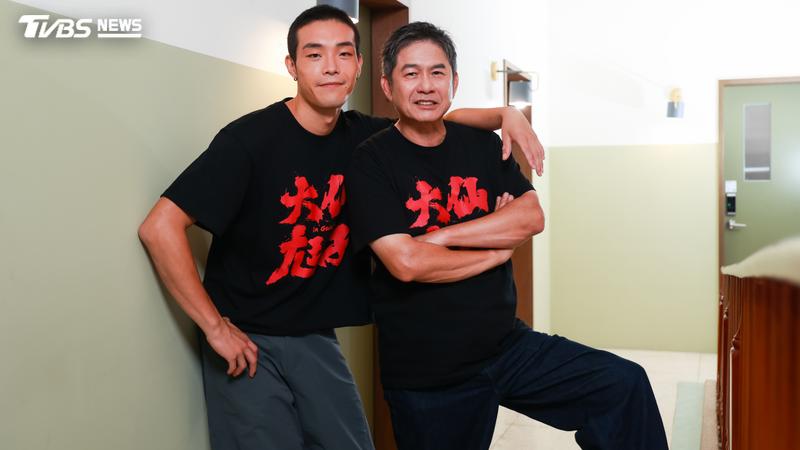 牧森(左)、洪都拉斯主演《大仙尪仔》笑看萬華市井小民生態。(圖/趙世平攝)