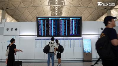 懸掛半空如鐘擺! 香港機場客運樓螢幕鬆脫 差點掉地砸客