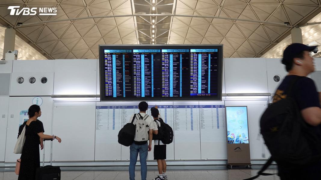香港國際機場一塊大型懸掛顯示螢幕的鋼索,因為不明原因突然鬆脫落地。(圖/達志影像路透社)