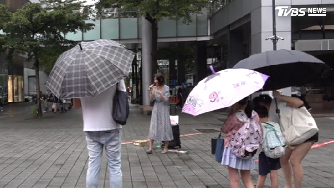 街頭音樂廳,音樂系街頭藝人唱「茶花女」,吸引民眾駐足。(圖/TVBS)