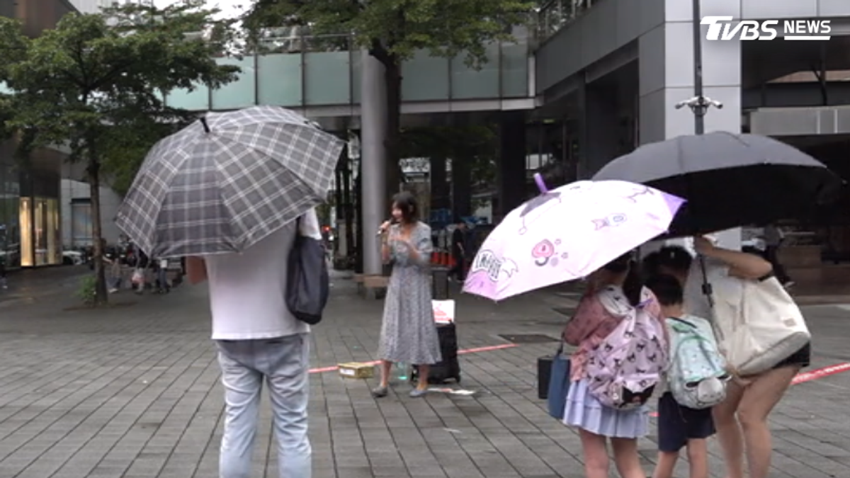 街頭音樂廳!美聲女唱「茶花女」 民眾:很厲害